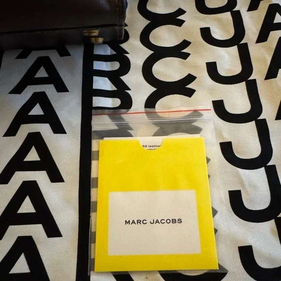Marc Jacobs THE DAKOTA SMALL SATCHEL - Ganache - Picture 15 of 16